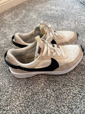 Women’s Nike Waffle Debut size 7.5